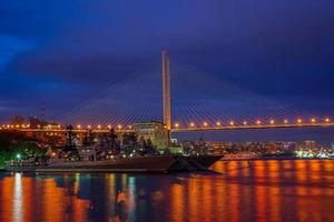 vladivostok, russia. paesaggio urbano con vista sul ponte d'oro foto