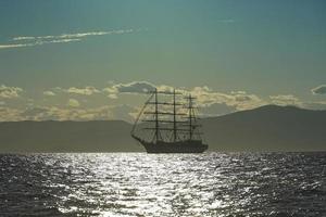 barca a vela bianca d'epoca sullo sfondo del paesaggio marino. foto