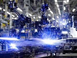 moderno alto Tech industriale robotica braccio su il fabbrica produzione linea produzione linea è essere saldato. generativo ai. foto