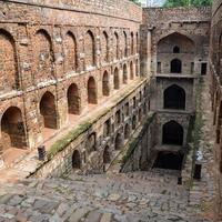 agrasen ki baoli - passo bene situato nel il mezzo di connaught posto nuovo delhi India, vecchio antico archeologia costruzione foto