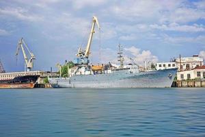 paesaggio marino con una nave nella baia di Sebastopoli contro il cielo blu. foto