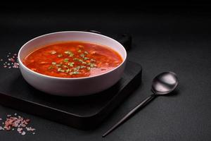 delizioso fresco ucraino borscht con barbabietole, carote e cavolo foto