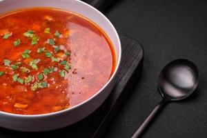 delizioso fresco ucraino borscht con barbabietole, carote e cavolo foto