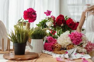 il cucina controsoffitto è decorato con peonie. il interno è decorato con primavera fiori. foto