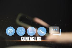 contatto noi o nostro cliente supporto hotline dove persone Collegare. e toccare il contatto icona su il virtuale schermo foto