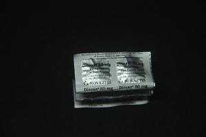 Giacarta, Indonesia - aprile 21, 2023 - novartis film rivestito medicina tavoletta divan 80 mg. medico Prodotto fotografia isolato su pianura buio nero sfondo. foto