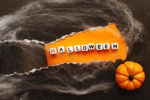 arricciare di strappato nero carta su arancia sfondo. Halloween vendita concetto foto