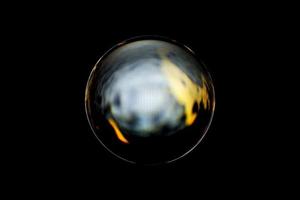 una sfera astratta con un motivo sfocato isolato su sfondo nero. foto