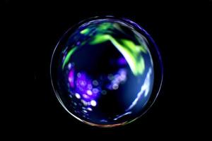 una sfera astratta con un motivo sfocato isolato su sfondo nero. foto