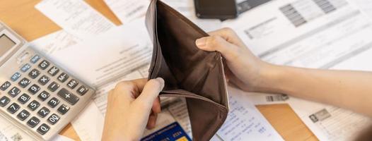 stressato, problema attività commerciale persona donna Tenere e Aperto vuoto portafoglio, borsa no avere i soldi per conto pagamento, credito carta prestito o spese. fallimento, fallito o debito finanziario, mutuo concetto. foto