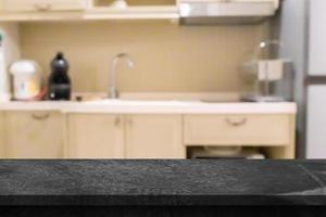 nero marmo pietra contatore superiore con sfocato cucina sfondo foto