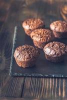 primo piano di muffin al cioccolato foto