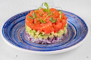 primo piano di tartare di salmone foto