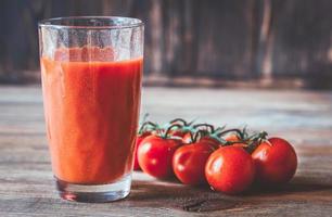 Un bicchiere di succo di pomodoro foto