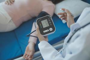 medico uso stetoscopio, controllo su cuore colpo, pranzo di auscultazione nel medico ufficio a Ospedale. paziente lavoratore ha per ottenere medico verifica ogni anno per sua Salute o medico verifica cardiologo foto