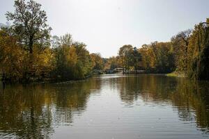 autunno paesaggio a partire dal varsavia parco. reale bagni nel Polonia foto