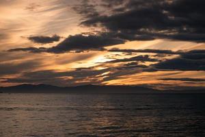 drammatico tramonto sul mare foto