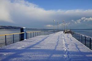 molo marittimo in un paese subtropicale sotto uno strato di neve foto