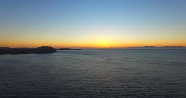 vista sul mare la sera con il tramonto. foto