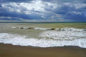 paesaggio marino con bellissime onde color smeraldo. foto