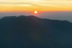 paesaggio montano al tramonto. foto