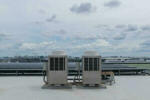 aria condizionatore unità HVAC su un' tetto di industriale edificio con blu cielo. foto