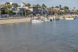 barche sulla spiaggia nel malecon di la paz baja california sur mexico foto