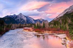 il fiume Kananaskis al tramonto alberta canada foto