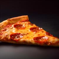 peperoni Pizza con volante ingredienti su nero sfondo. studio tiro foto