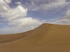 estate deserto paesaggio su un' caldo soleggiato giorno a partire dal maspalomas dune su il spagnolo isola di nonna canaria foto