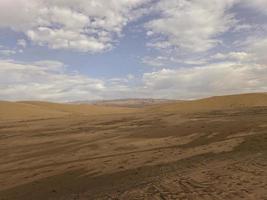 estate deserto paesaggio su un' caldo soleggiato giorno a partire dal maspalomas dune su il spagnolo isola di nonna canaria foto