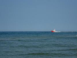 bianca e rosso mare salvare nave andare in barca su il polacco baltico mare contro il blu cielo su un' caldo estate giorno foto