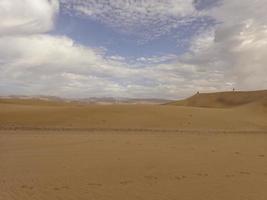 estate deserto paesaggio su un' caldo soleggiato giorno a partire dal maspalomas dune su il spagnolo isola di nonna canaria foto