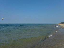 estate vacanza paesaggio con blu mare acqua e cielo e un' volante gabbiano su un' caldo giorno foto