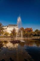 autunno urbano paesaggio nel varsavia Polonia con un' Fontana e alberi foto