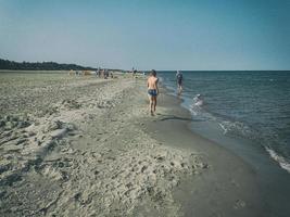 estate paesaggio sopra il baltico mare su un' caldo soleggiato giorno con blu cieli e persone riposo nel il sfondo foto