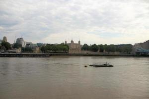 una vista del fiume Tamigi vicino al Tower Bridge foto