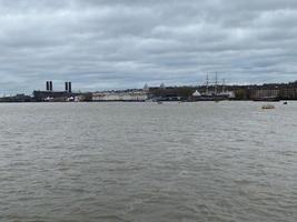 una vista del fiume Tamigi vicino al Tower Bridge foto
