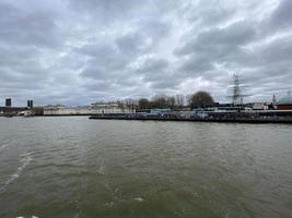 una vista del fiume Tamigi vicino al Tower Bridge foto