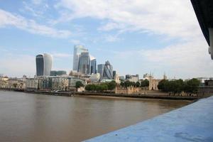 una vista del fiume Tamigi vicino al Tower Bridge foto