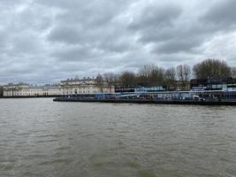 una vista del fiume Tamigi vicino al Tower Bridge foto