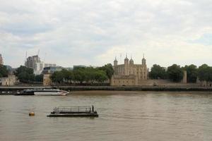 una vista del fiume Tamigi vicino al Tower Bridge foto