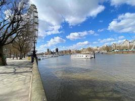 una vista del fiume Tamigi a Londra foto