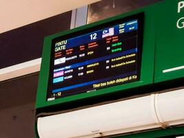 Malaysia nel settembre 2022. un elettronico informazione tavola a un' autobus stazione nel Malaysia mostrando il partenza volte di autobus per ipoh foto