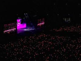 Giacarta, Indonesia su marzo 2023. il atmosfera di di blackpink concerto nel Giacarta, Nato nel rosa mondo giro foto