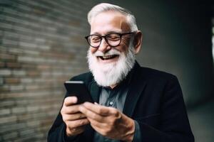 un' contento pensionato vecchio uomo Tenere un' smartphone nel il suo mani creato con generativo ai tecnologia. foto