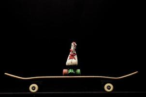 un' skateboard e un' pattinare foto