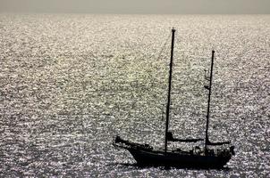 un' barca su il mare foto