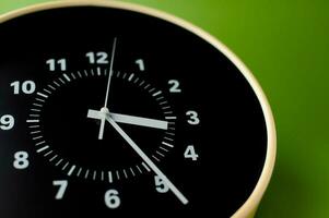 allarme orologio su verde sfondo tempo concetto Lavorando con tempo prezioso tempo foto