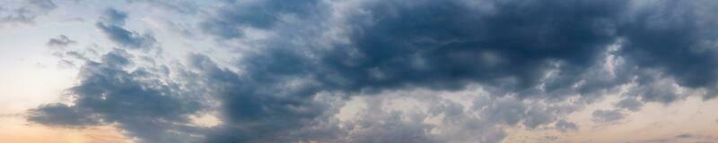 cielo panoramico drammatico con nuvola temporalesca in una giornata nuvolosa. immagine panoramica. foto